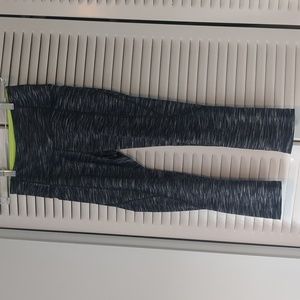 Old Navy Active Elevate Legging, Capri Length - size small, black spacedye
